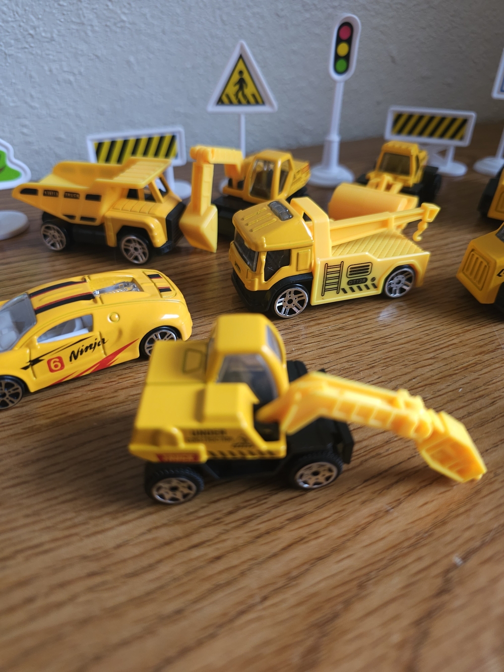 Construction Vehicle Lot Of 12 & Road Signs 2.5 Inch Diecast Plastic - Picture 12 of 13